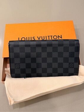 Louis Vuitton Men’s Zippy Organizer in Damier Graphite
